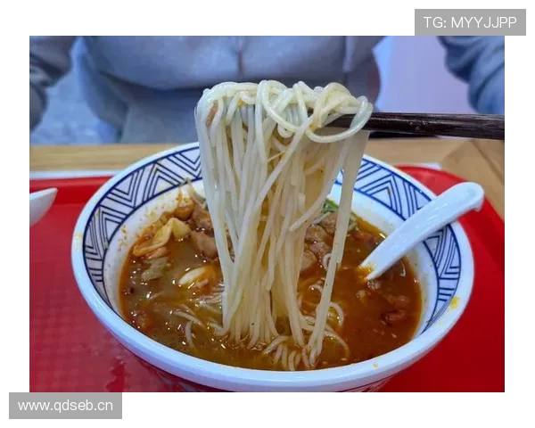 熊朝忠家的米线店开到训练馆隔壁，冠军吃碗粉都要被围观